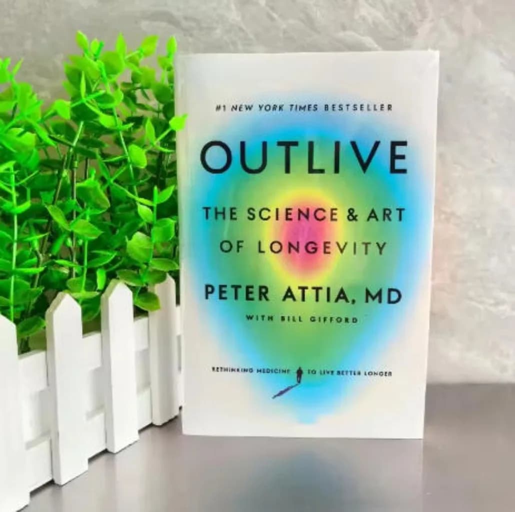Outlive, de Peter Attia : le livre sur la science et l’art de la longévité, en anglais.