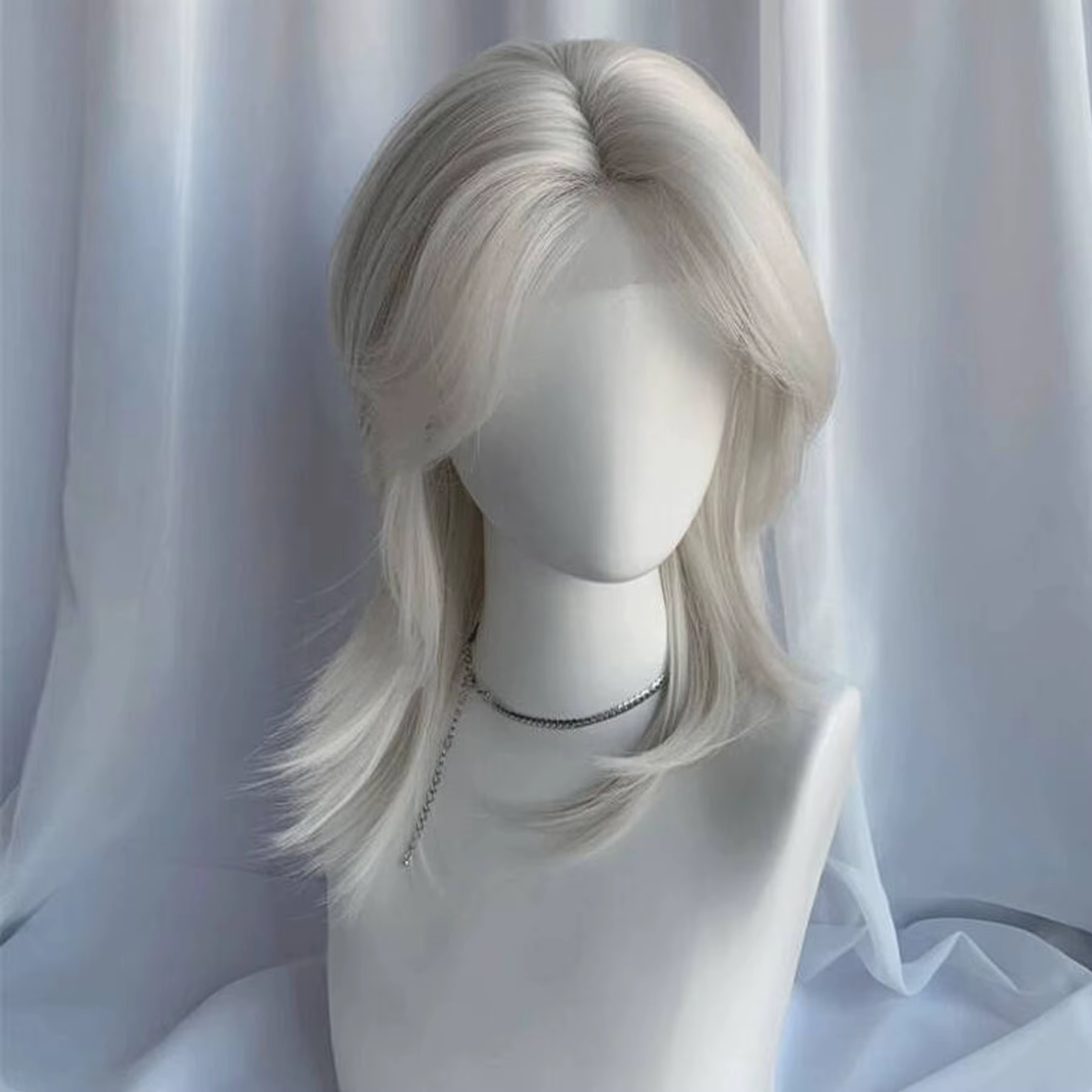 Lolita perruque synthétique front dentelle queue de loup cheveux courts bouclés argent gris superpos