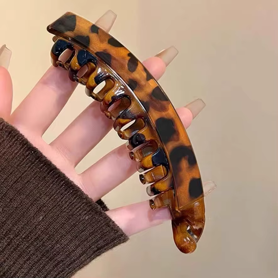 Grande pince à queue haute avec moelleux naturel et volume de cheveux accru. Pince banane avec clip