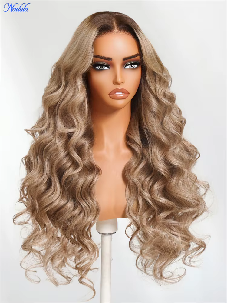 Nadula Ash Blonde avec racines brunes, sans glissement, 13x4, pré-tout-fait ™ Perruque à ondulatio
