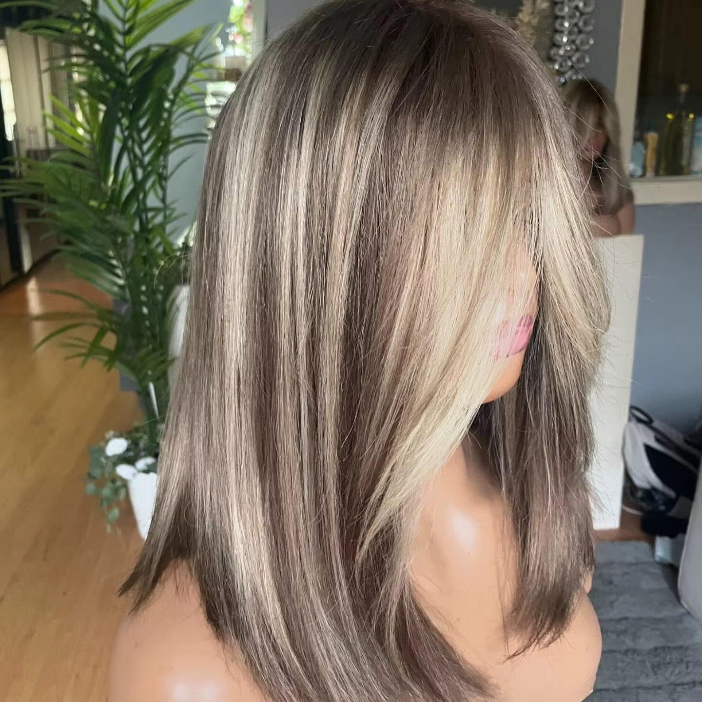 Perruque Lace Front Wig marron naturel à reflets, perruque mi-longue et soyeuse pour femmes blanches