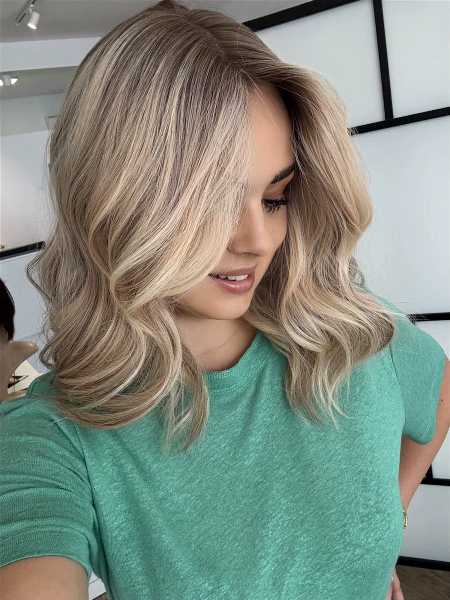Perruque Lace Frontale Synthétique Bob Cheveux Doux 13x4 Raie Centrale Ondulée Blond Cendré Naturel 