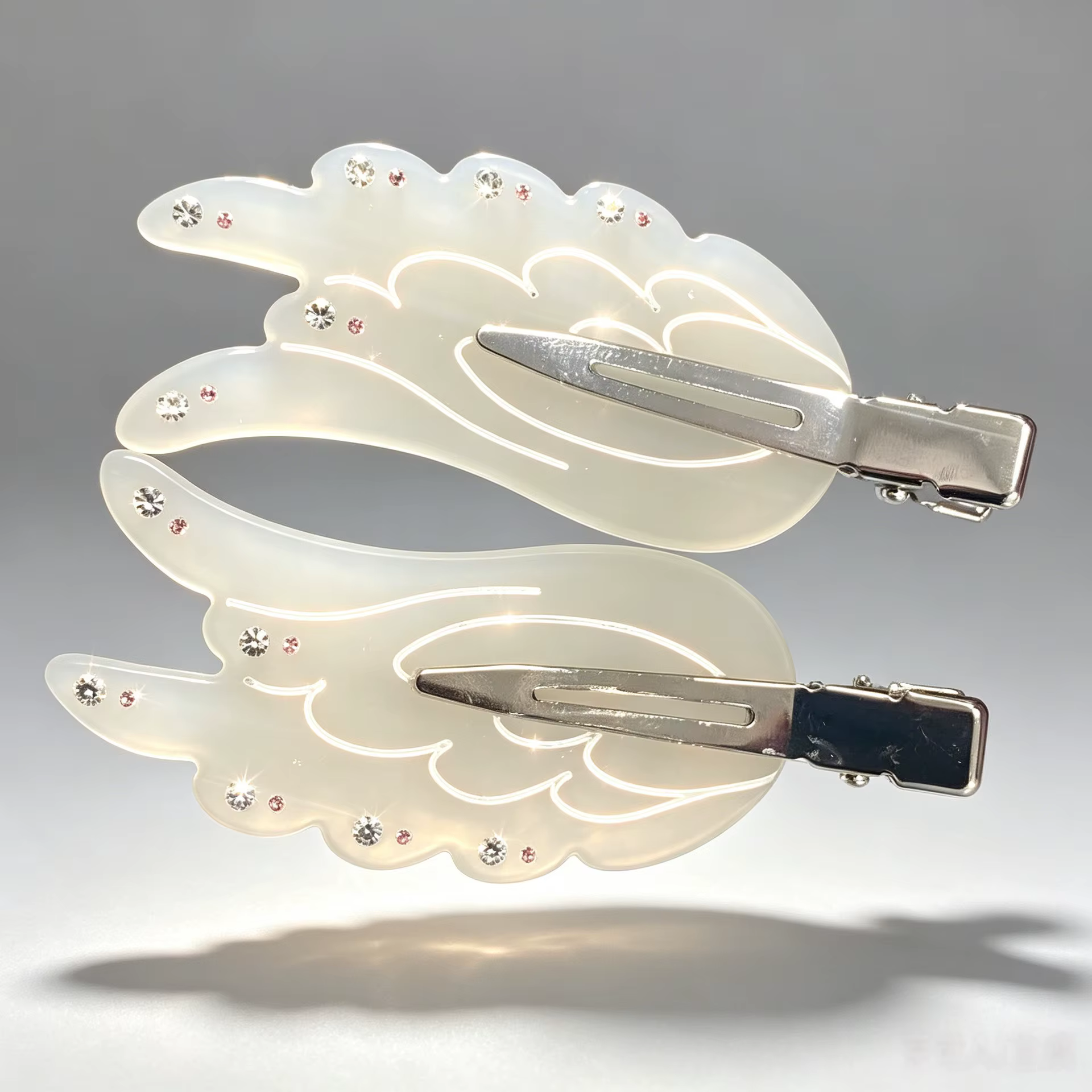 Épingles à cheveux latérales élégantes en forme d'ailes d'ange, avec design scintillant en diamant v