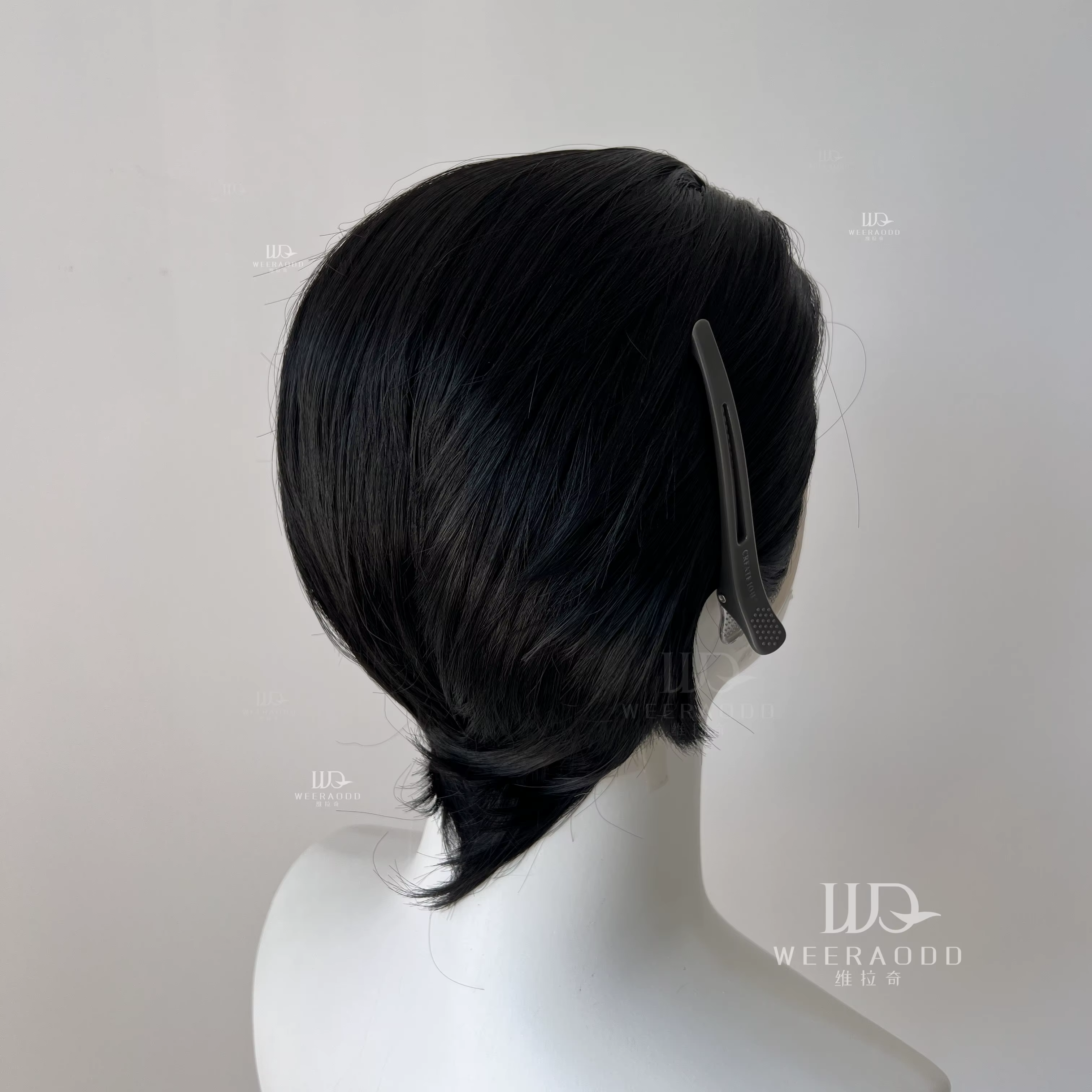 Perruque de cheveux courts noirs pour homme avec une coiffure lissée au dos Cosplay 13*4 HD perruque