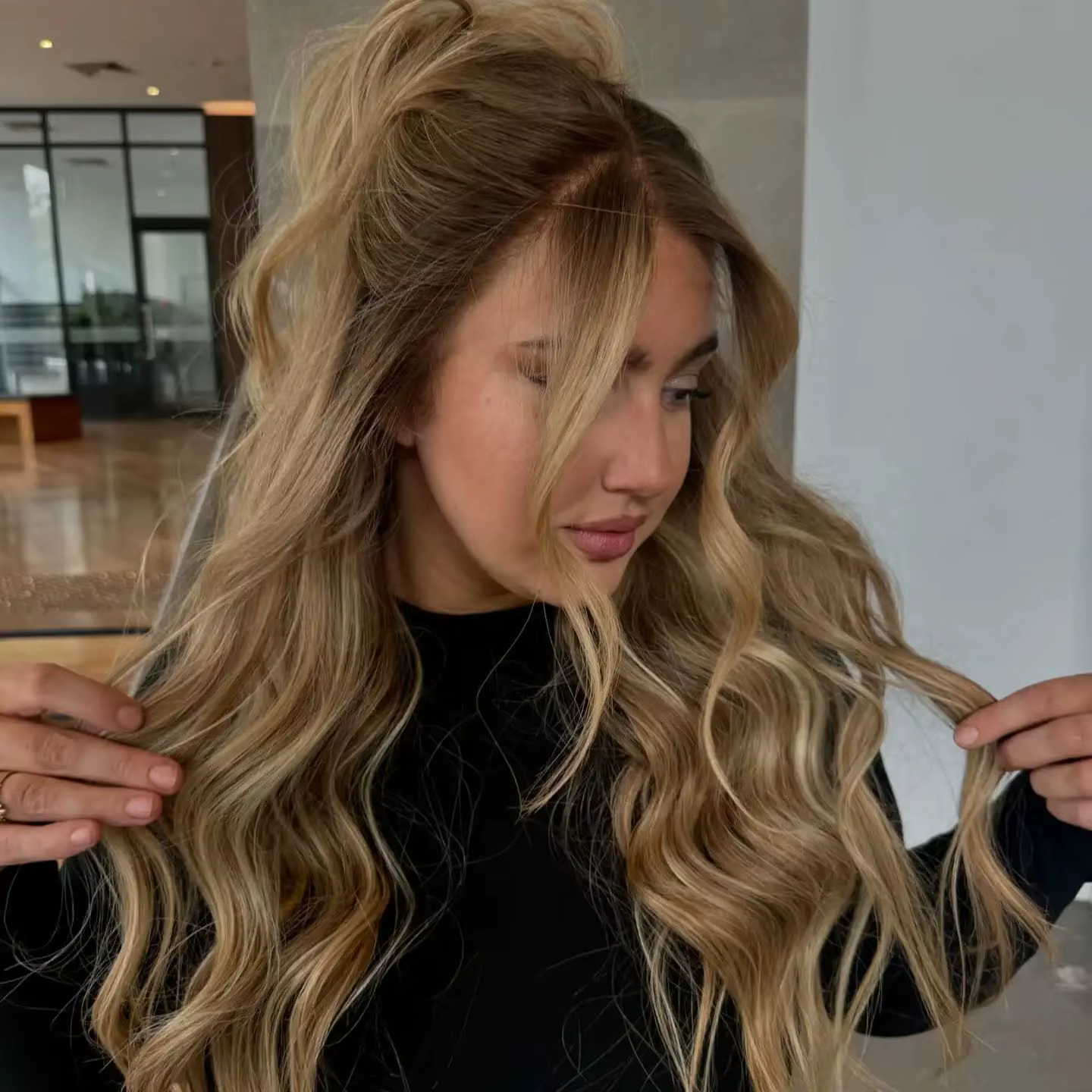 26 pouces Ombre blond doré ombre racines vague profonde 13*4 HD Transparent dentelle perruques vague