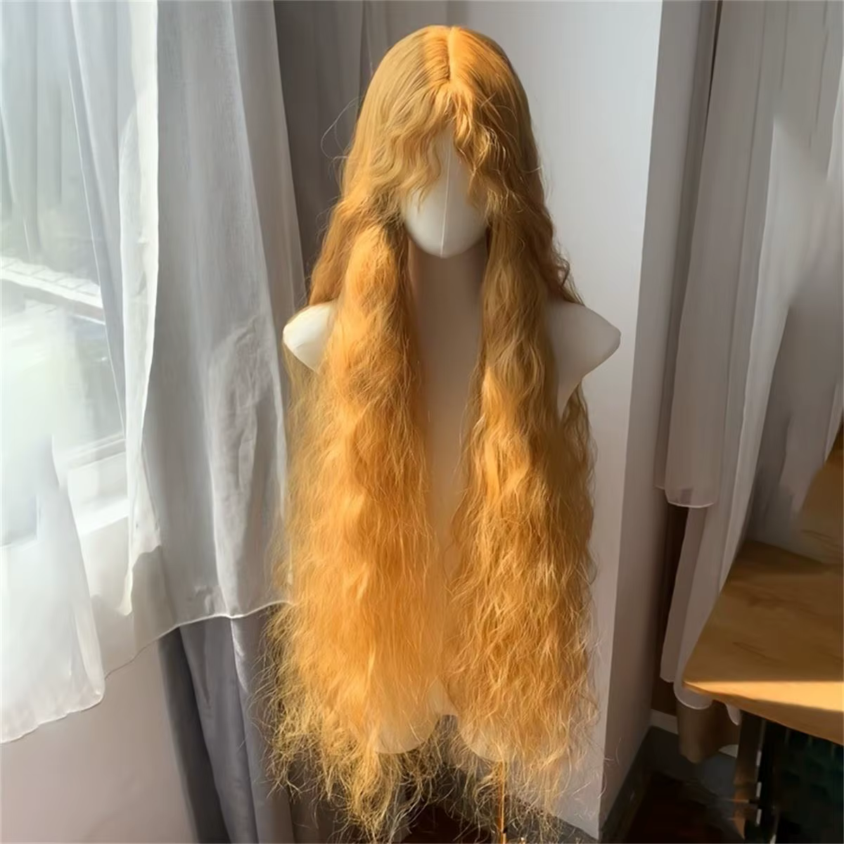 Perruque synthétique à mécanisme de rouleau de laine moelleuse jaune doré |   Couverture de cheveux 