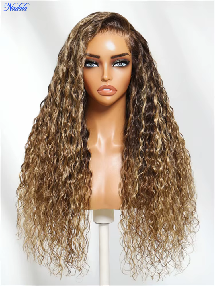 Perruque sans colle Nadula 13x4 avec mèches blond miel, texture douce et ondulée, dentelle frontale,