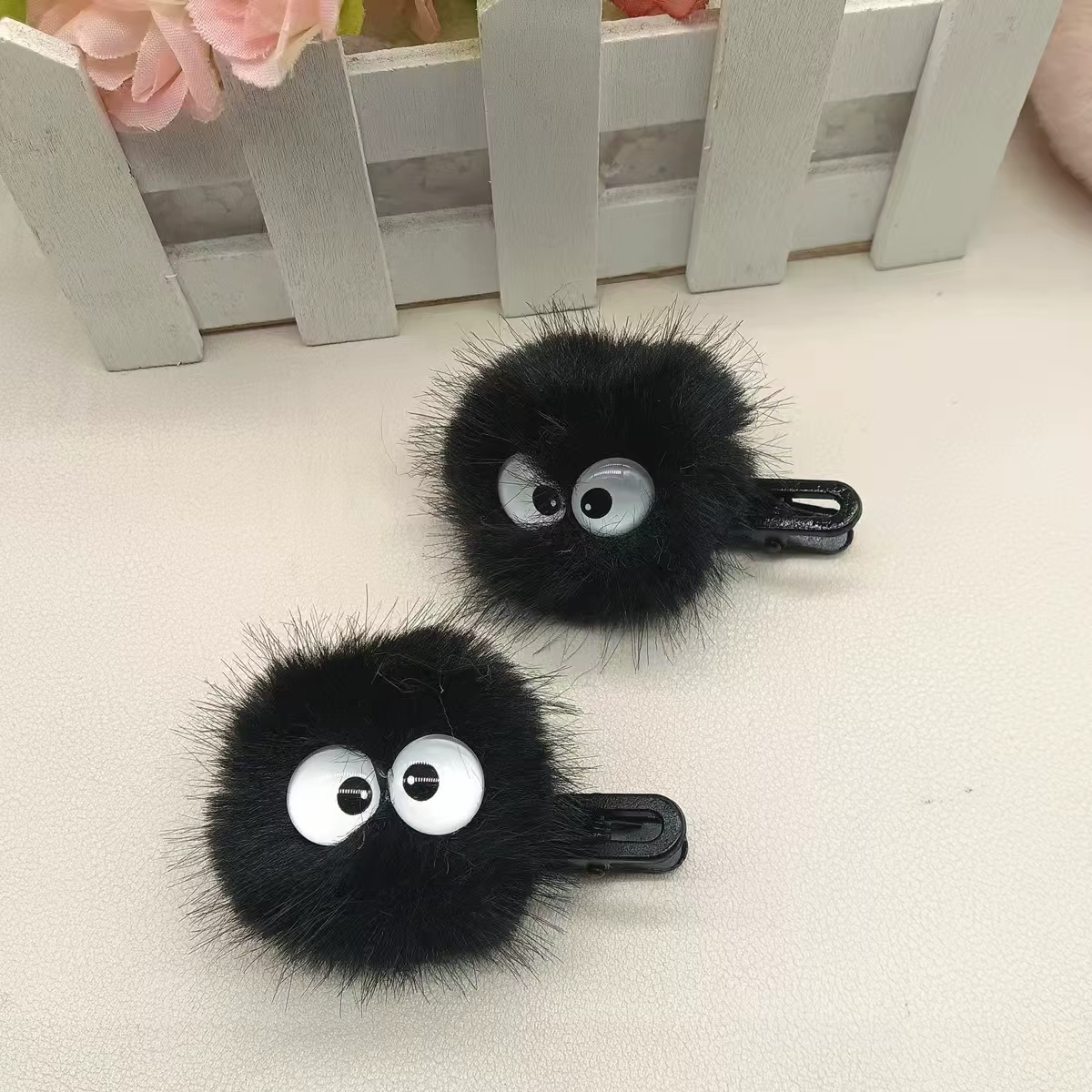 Jolie pince à cheveux noire floue pour femmes – Design de grands yeux, accessoires de cheveux adorab