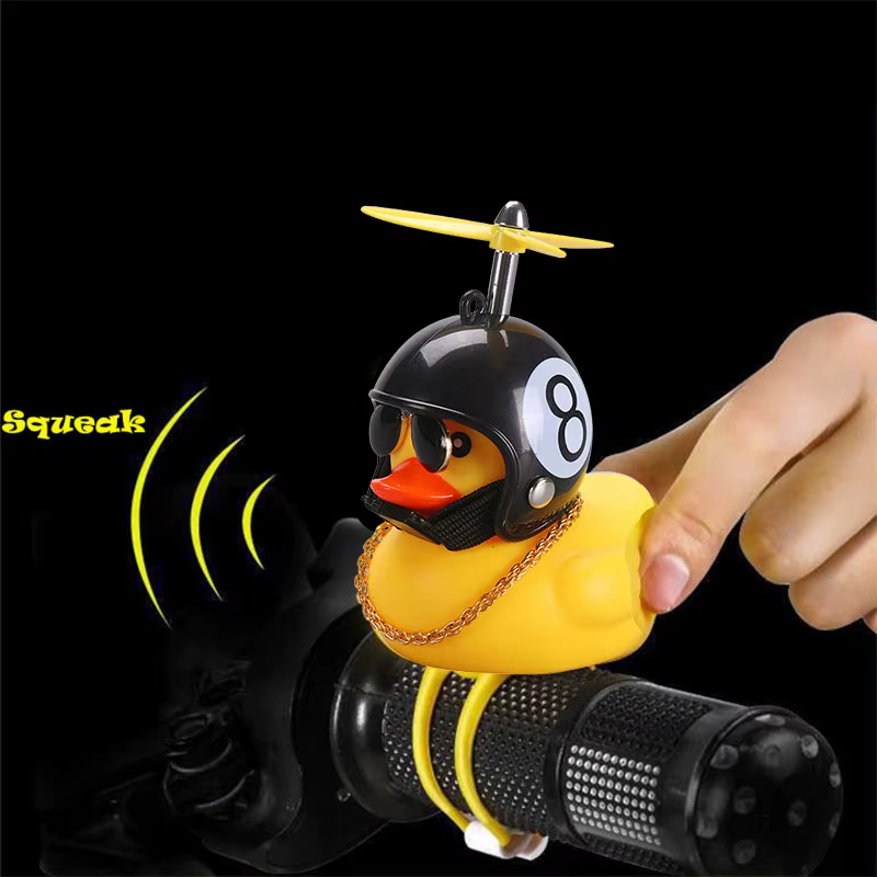Accessoires de moteur canard jaune avec casque pour vélo sans lumières accessoires de voiture automatique canard dans la voiture décoration intérieure de voiture