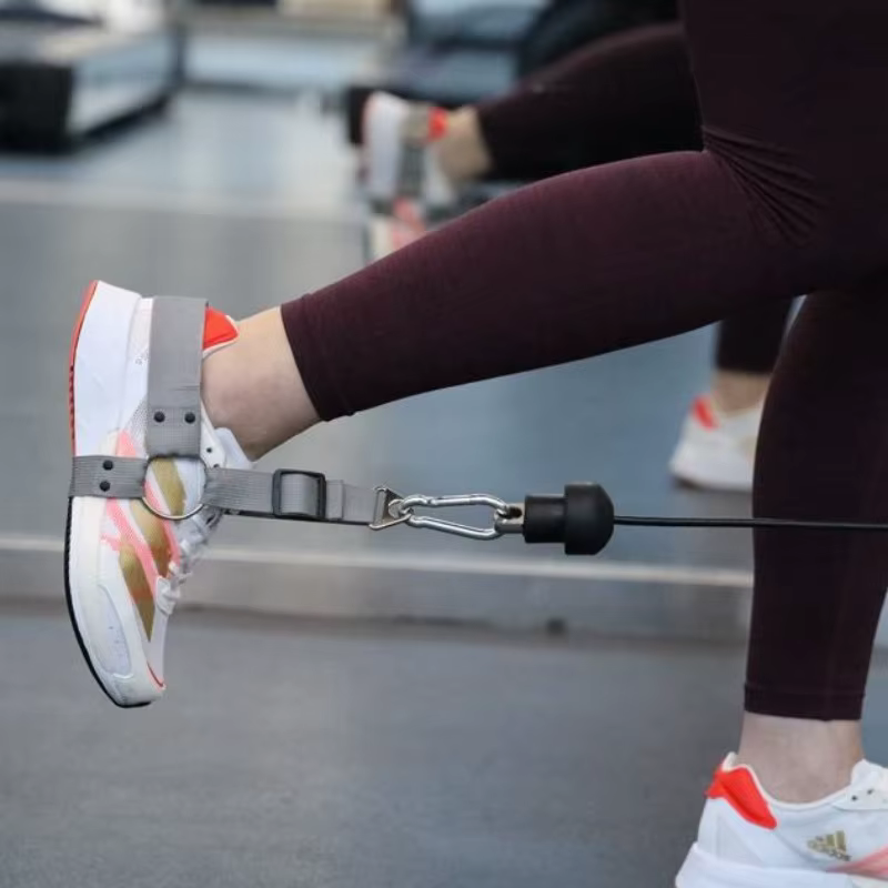 Sangle d'entraînement des fessiers, sangles de cheville, couvre-chaussures antidérapants, bande de résistance portable, boucle réglable pour la salle de sport à domicile, bande de fitness pour les fes