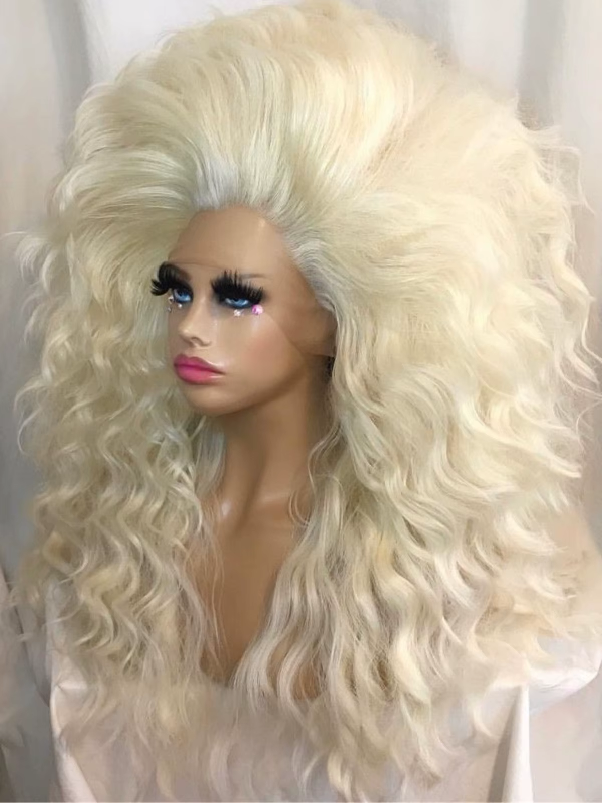 Perruque synthétique longue blonde avec dentelle HD 13x4 pour Drag Queen, cosplay et fêtes – Perruque glamour