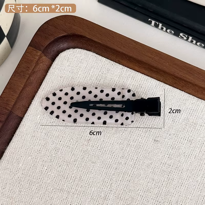Pinces à cheveux en acrylique à pois noirs et blancs