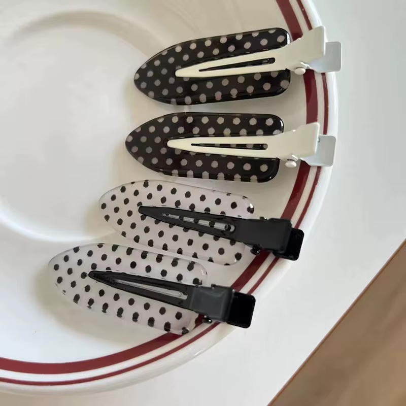 Pinces à cheveux en acrylique à pois noirs et blancs