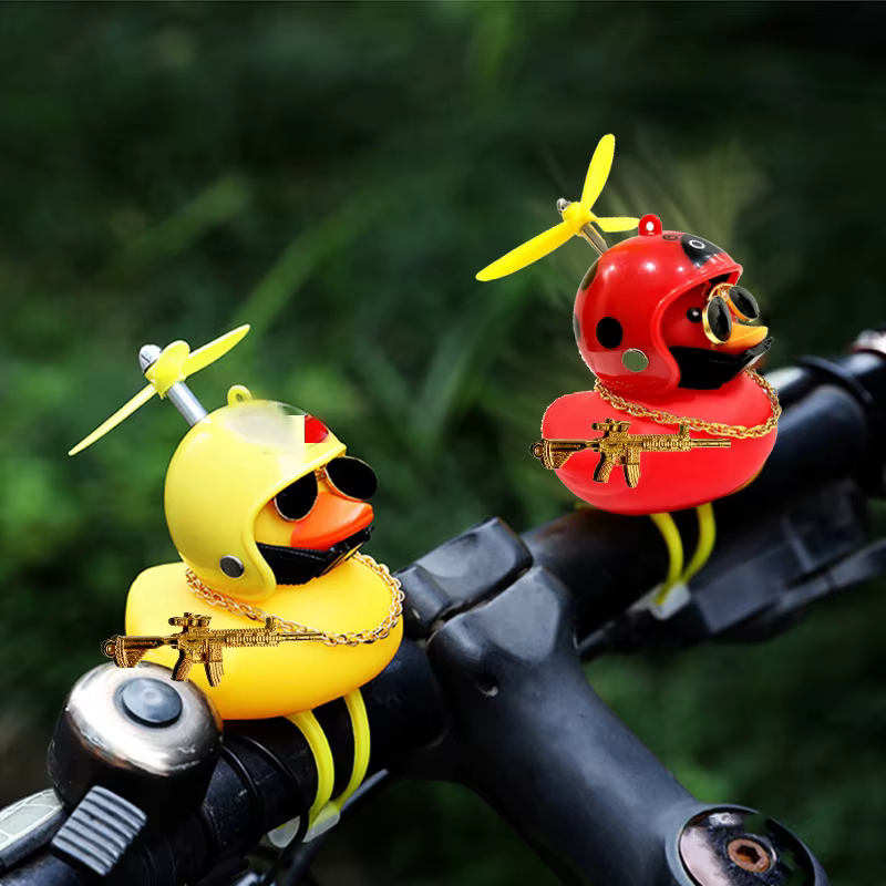 Accessoires de moteur canard jaune avec casque pour vélo sans lumières accessoires de voiture automatique canard dans la voiture décoration intérieure de voiture