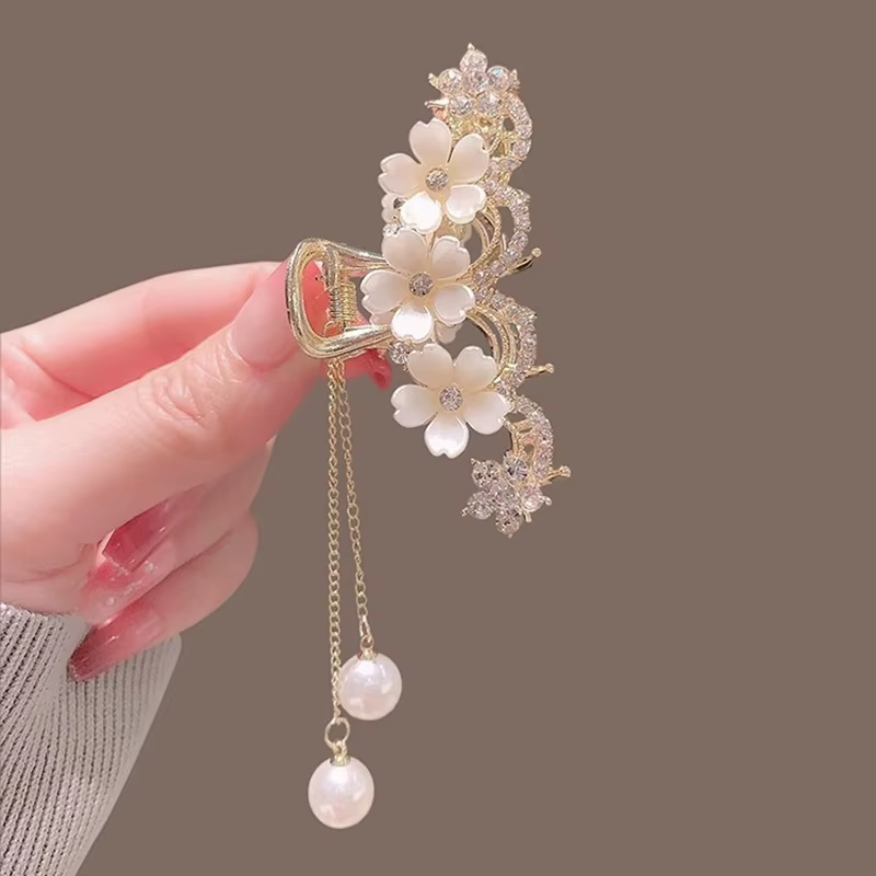 Pince à cheveux en métal avec pompon pour femme