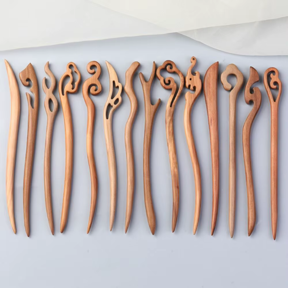 Bâton de cheveux en bois avec pompon mignon