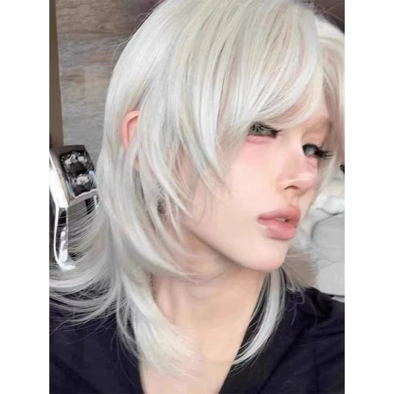 Perruque Lace Front Coupe Wolf Cut - Cheveux Courts Bouclés pour Cosplay Anime avec Frange - Postiche Queue de Loup Style Coréen pour Femme (Pré-épilée)