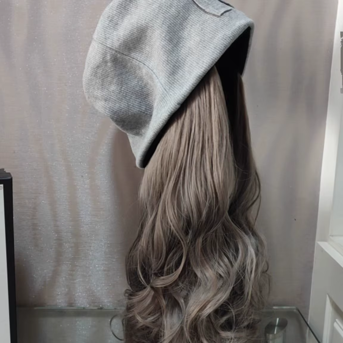 Perruque Synthétique Bouclée avec Chapeau Gris pour Femme