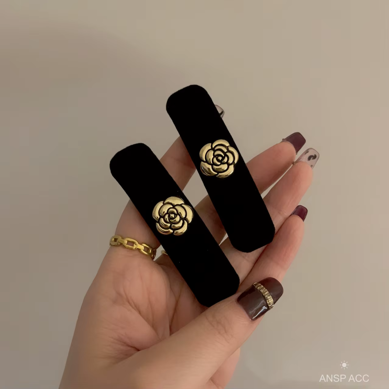 Barrettes camélia en velours noir pour femmes