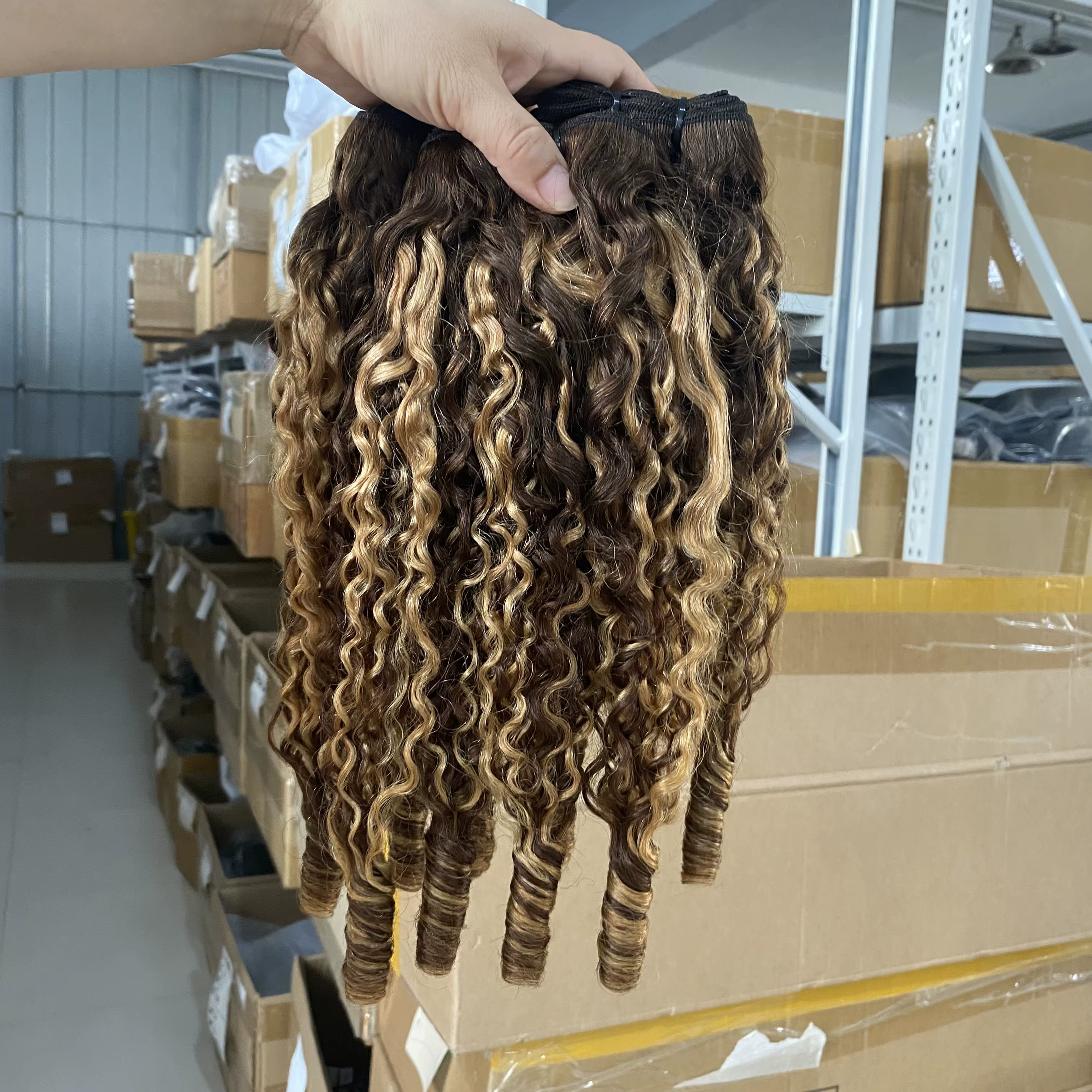 Extensions de cheveux humains bouclés birmans P4/27, mèches blond miel 12A, cheveux vierges vietnamiens, boucles Pixie