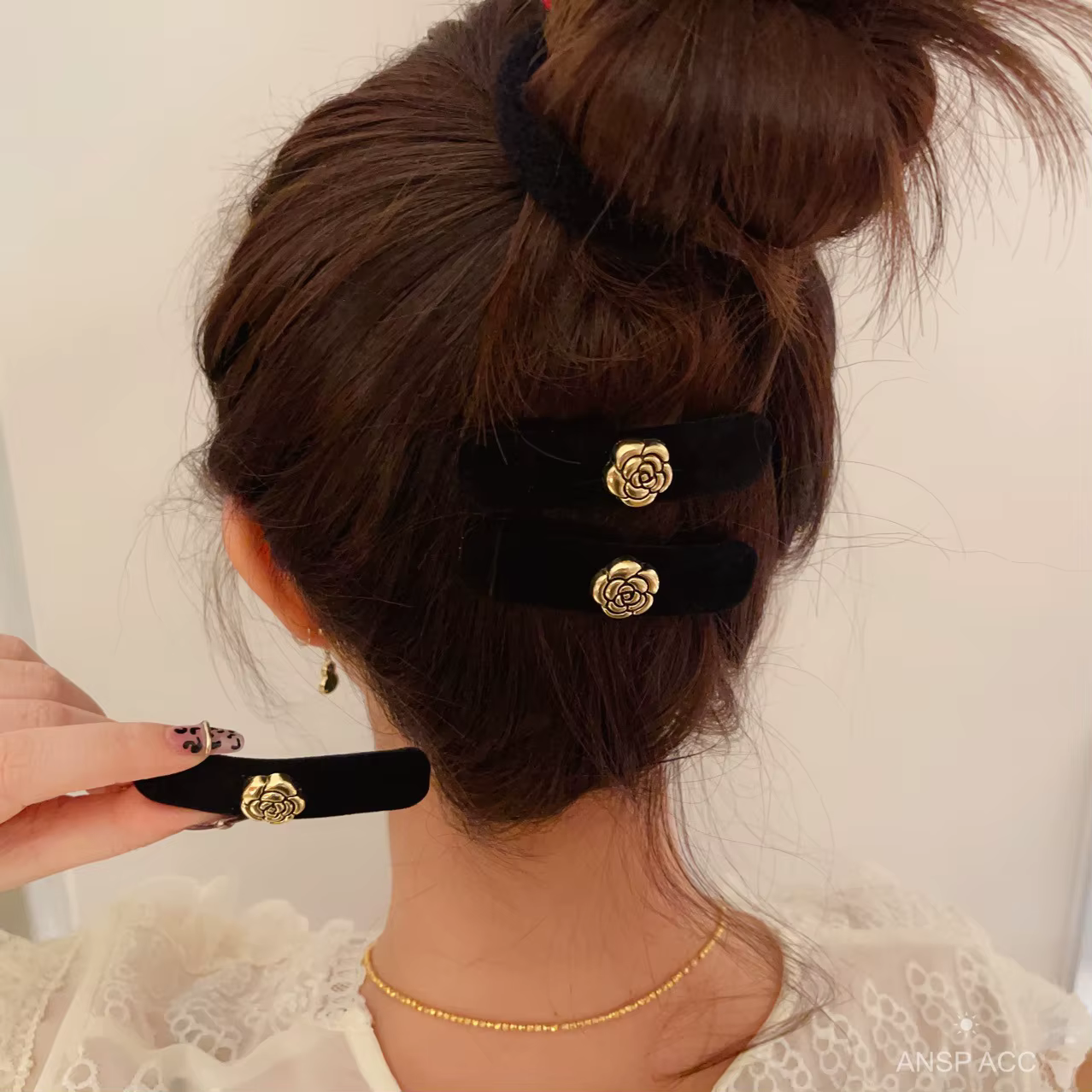 Barrettes camélia en velours noir pour femmes