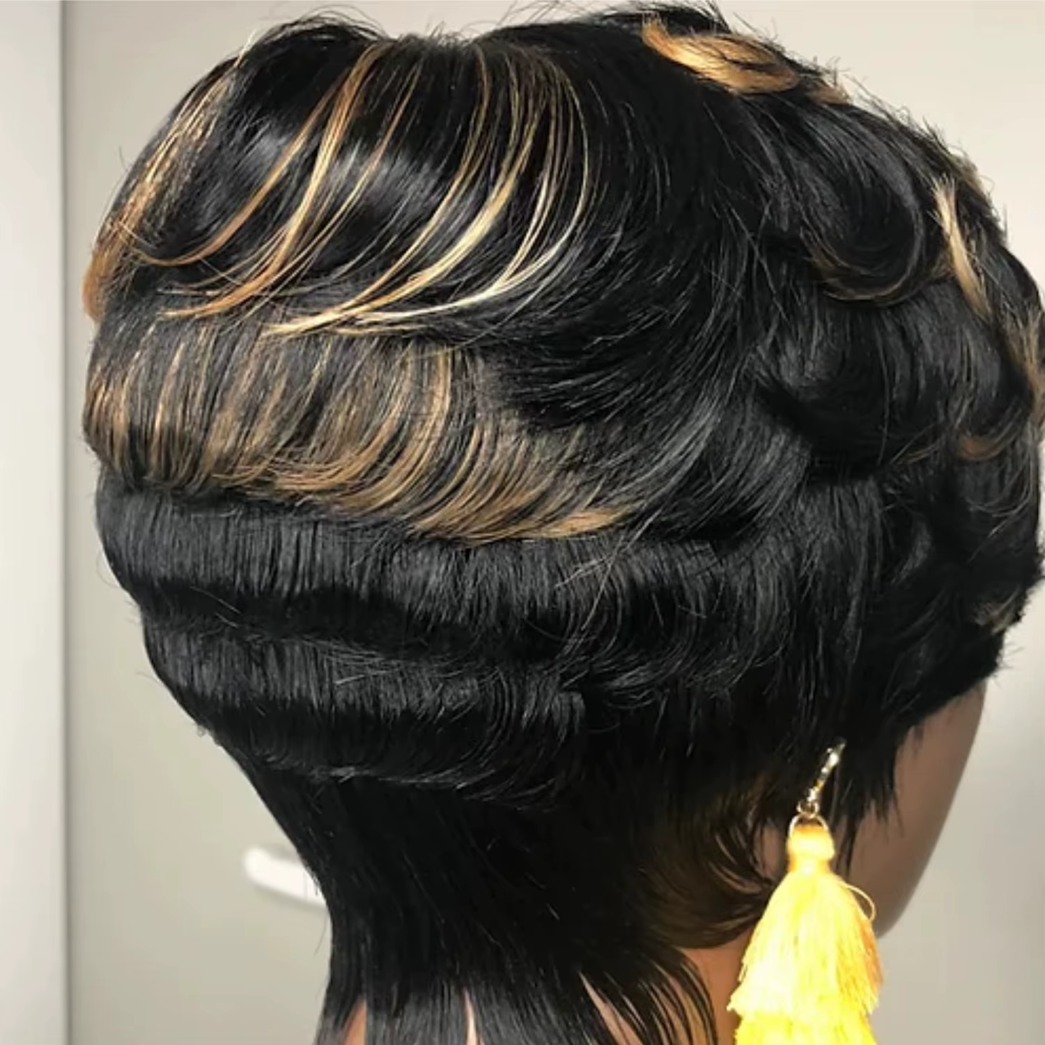 Perruque Synthétique Courte et Lisse avec Frange Bouclée