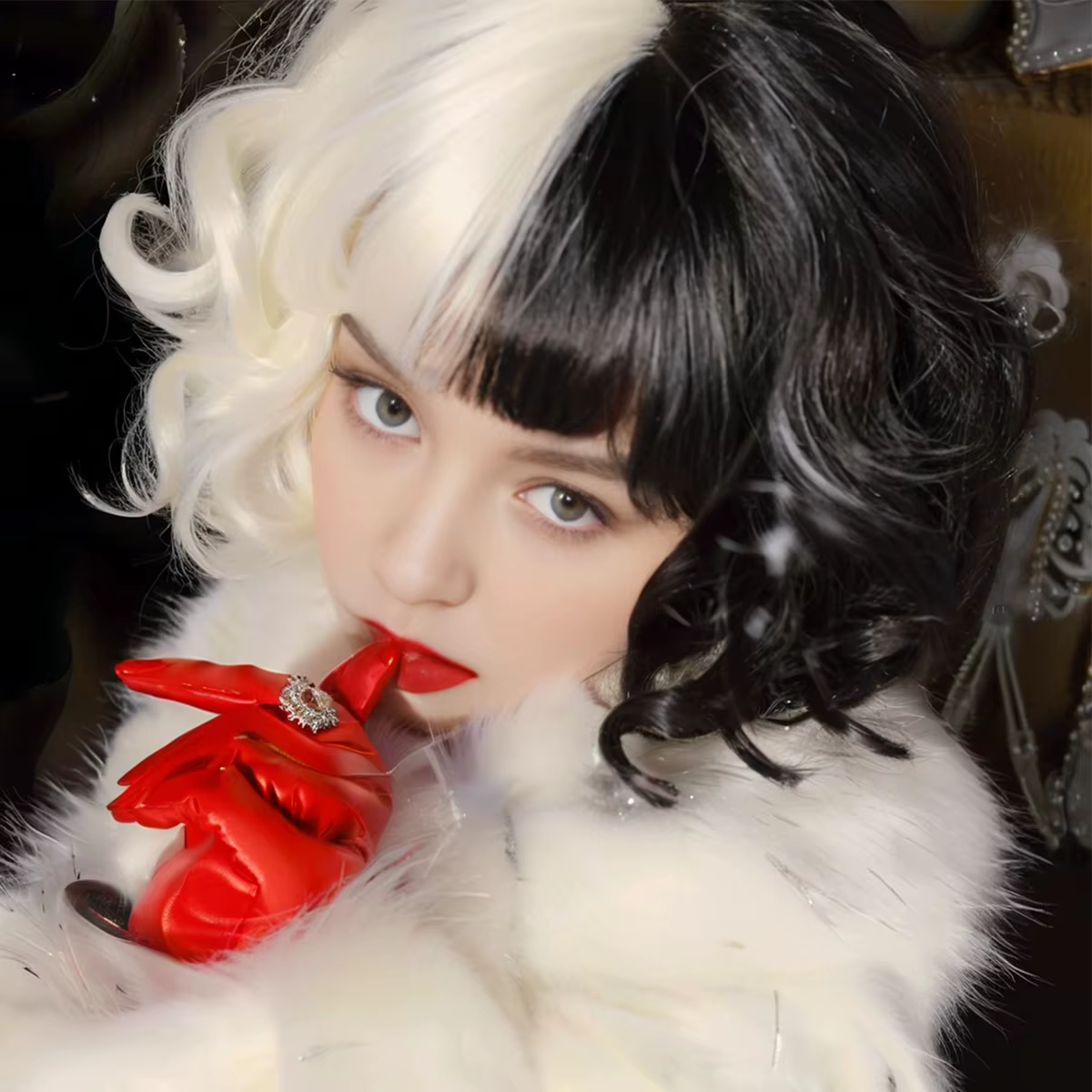 Perruque synthétique courte bouclée Cruella noire et blanche pour femmes