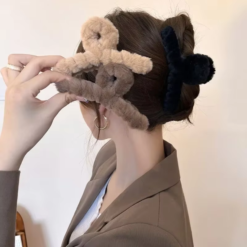 Pince à cheveux en fausse fourrure d'hiver pour femmes