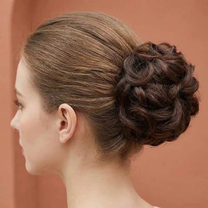 Chignon synthétique élégant et bouclé avec élastique