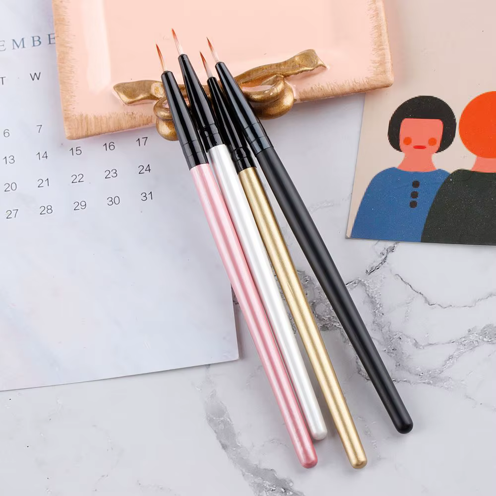 Outils de maquillage et de beauté très demandés : Pinceaux pour extensions de cils, pinceaux pour eye-liner, applicateurs de fard à paupières, crayons à lèvres