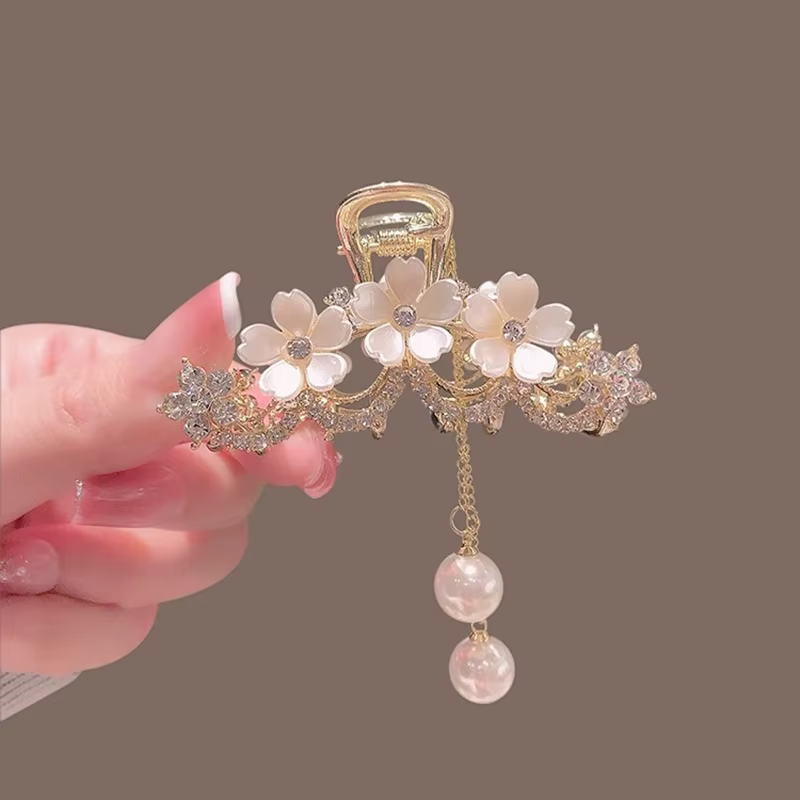 Pince à cheveux en métal avec pompon pour femme