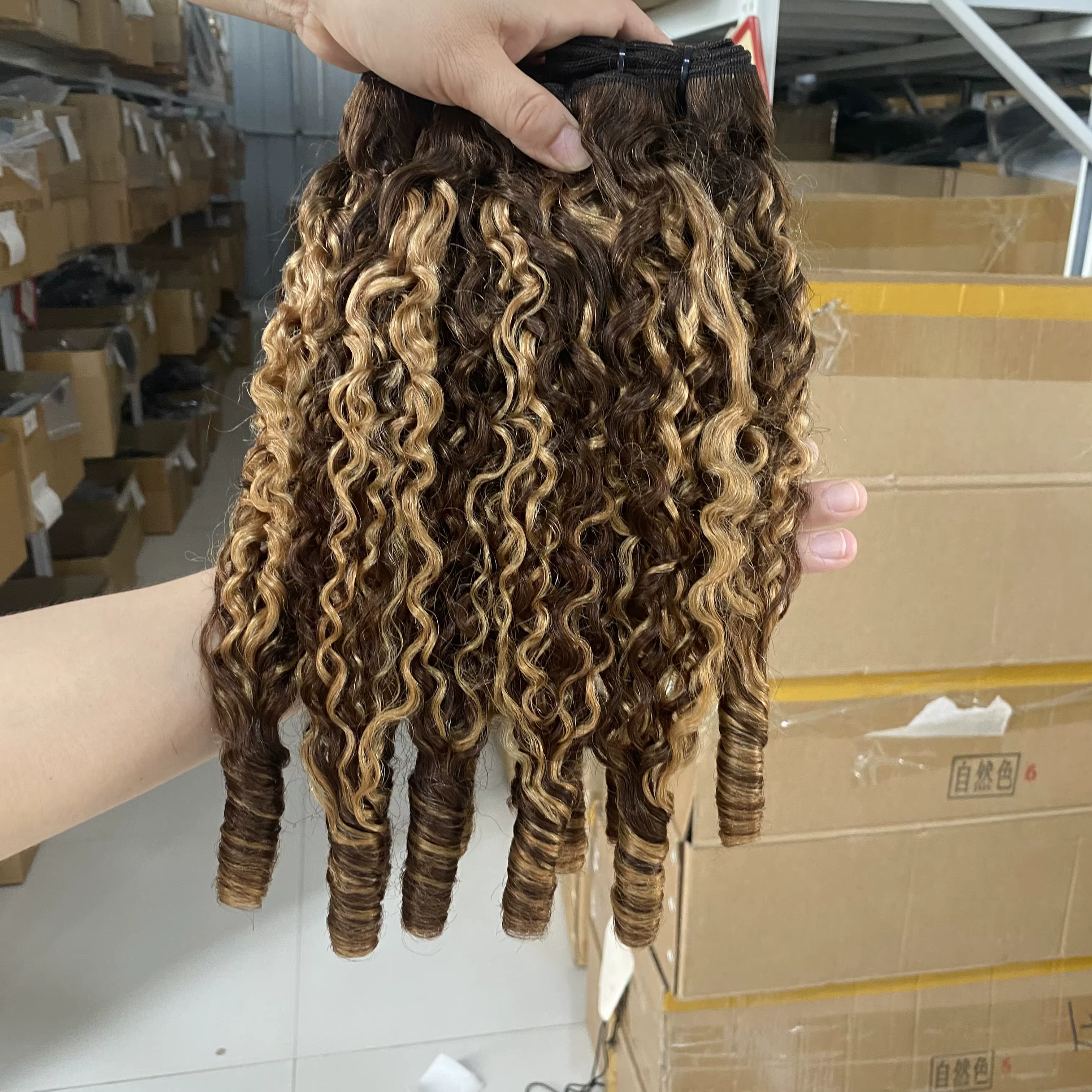 Extensions de cheveux humains bouclés birmans P4/27, mèches blond miel 12A, cheveux vierges vietnamiens, boucles Pixie
