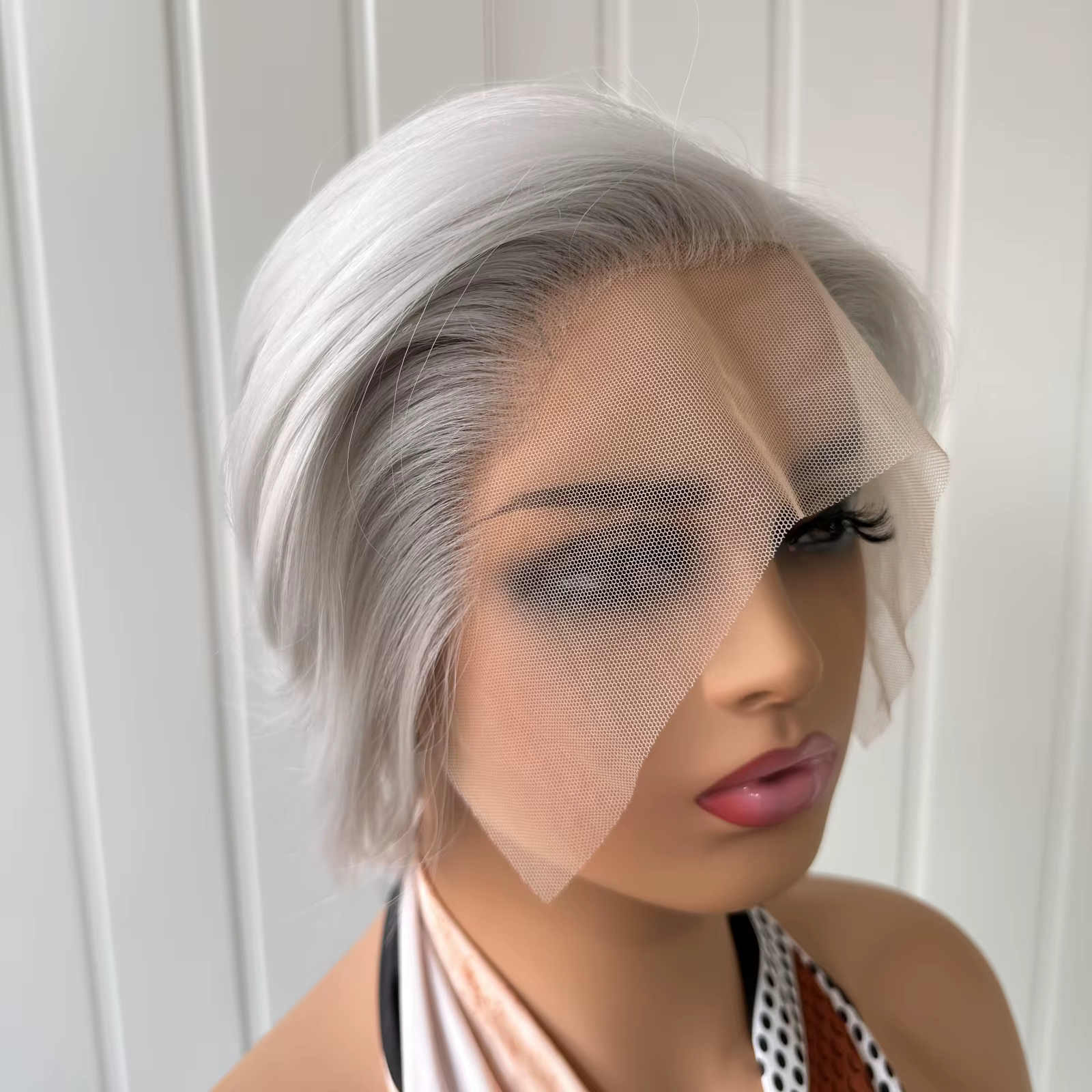 Perruque synthétique courte coupe Pixie gris argent pour femme
