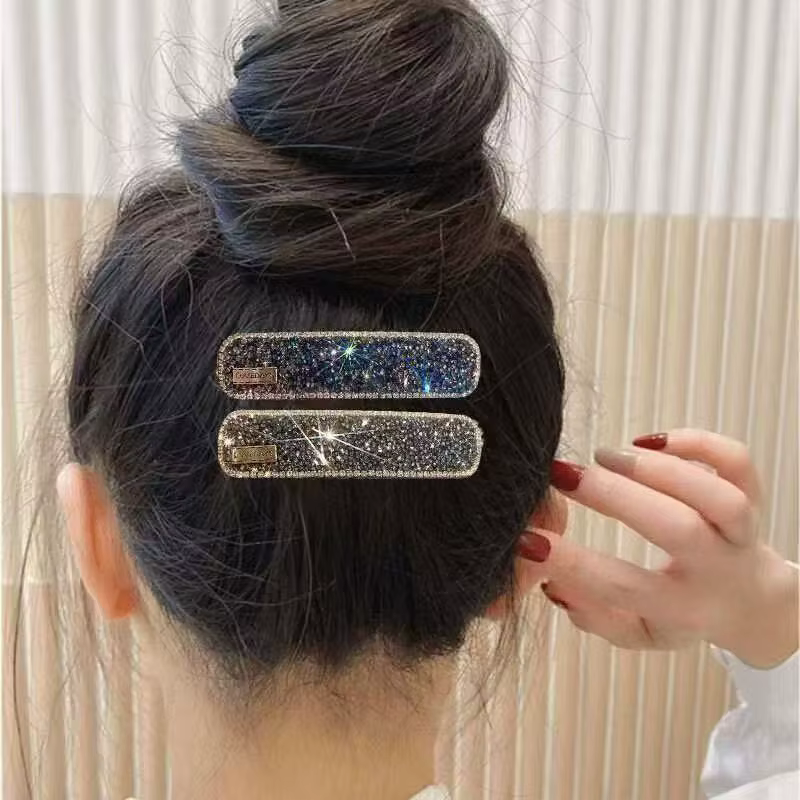 Pince à cheveux diamantée avec frange latérale et cheveux rebelles