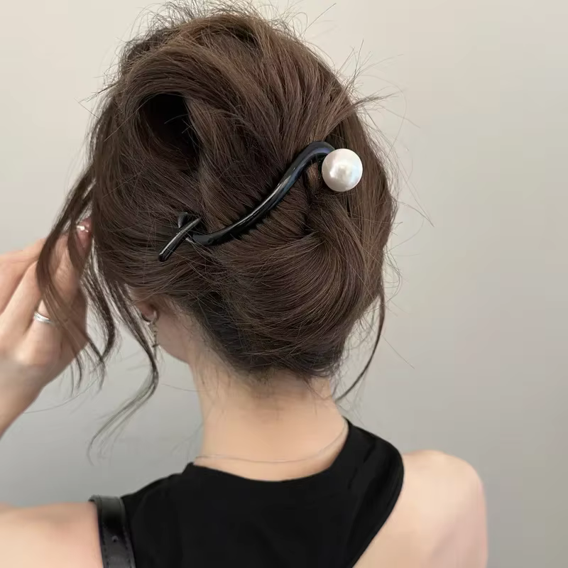 Pince à cheveux torsadée à la mode