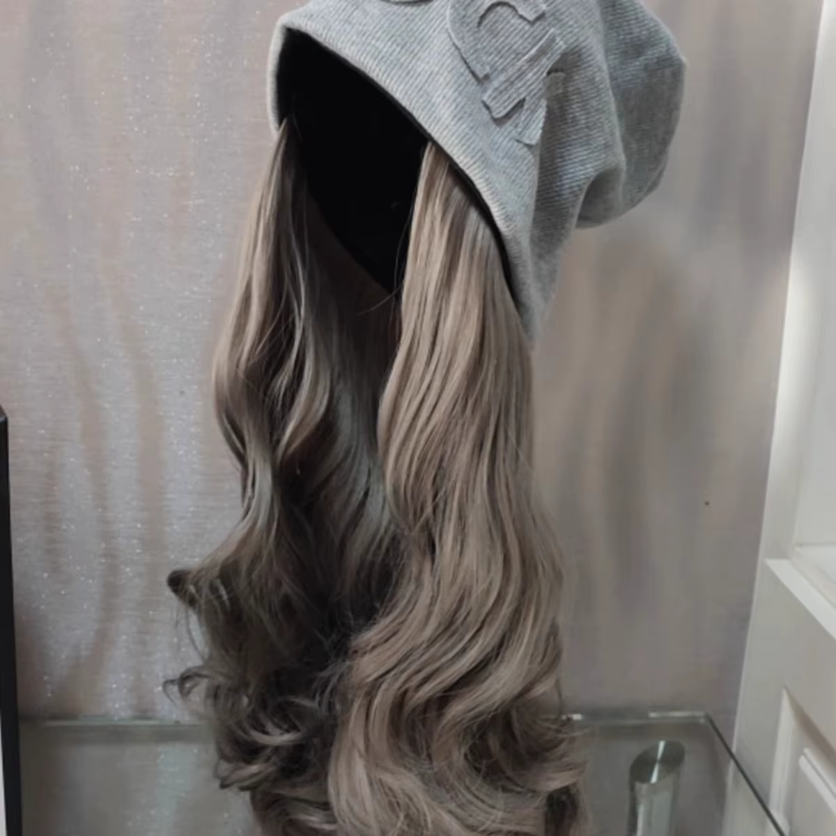 Perruque Synthétique Bouclée avec Chapeau Gris pour Femme