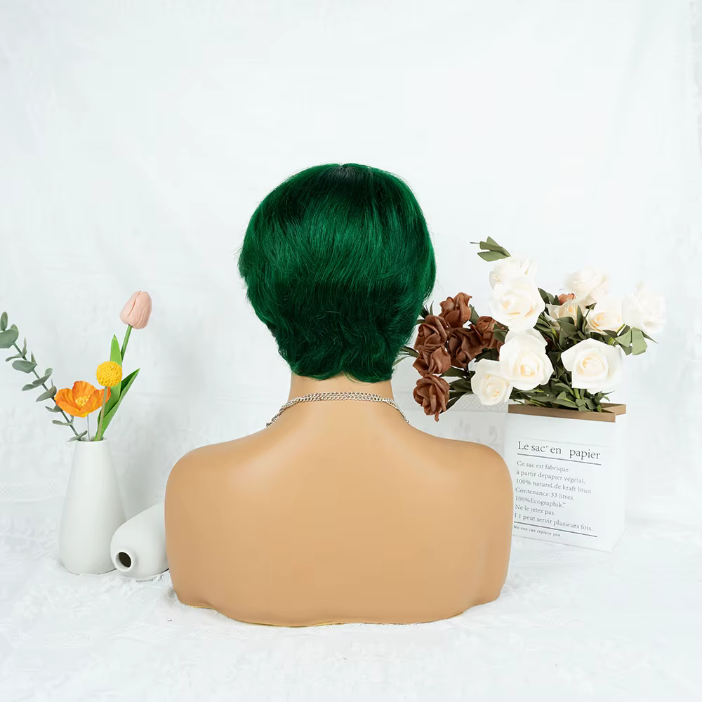 Perruque moderne coupe pixie vert émeraude riche aux tons de bijoux
