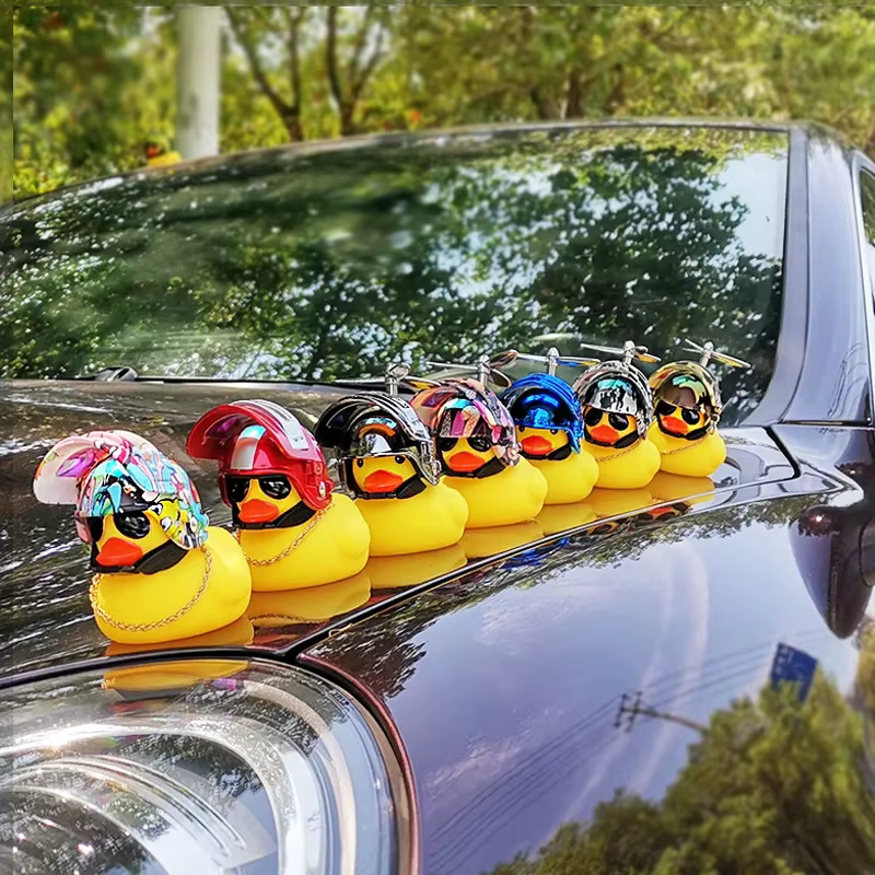 Accessoires de moteur canard jaune avec casque pour vélo sans lumières accessoires de voiture automatique canard dans la voiture décoration intérieure de voiture