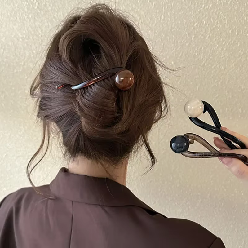 Pince à cheveux torsadée à la mode