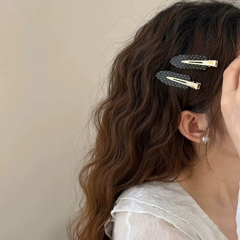 Pinces à cheveux en acrylique à pois noirs et blancs