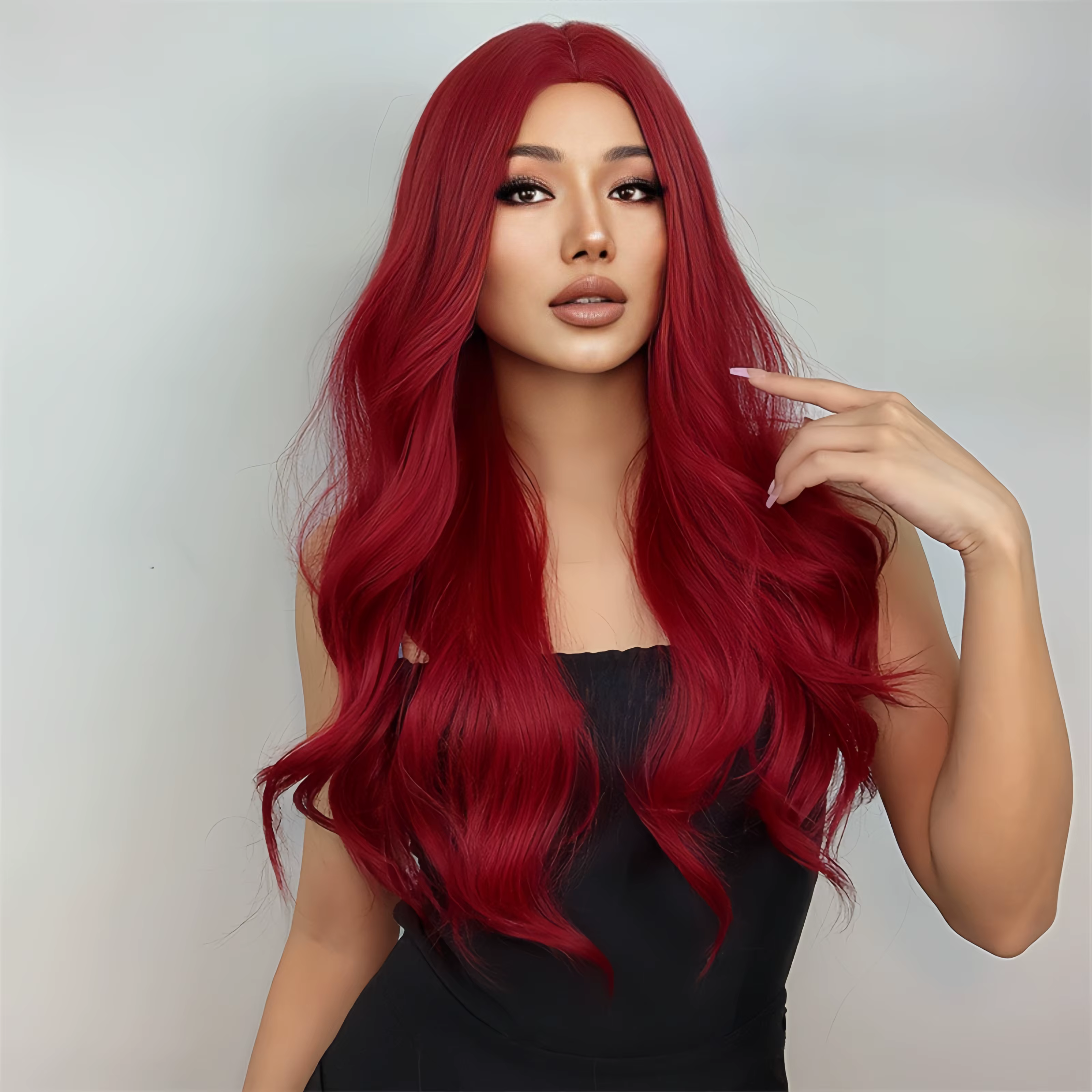 Perruque synthétique rouge avec partie centrale et cheveux longs ondulés. Convient aux fêtes quotidiennes et aux temps