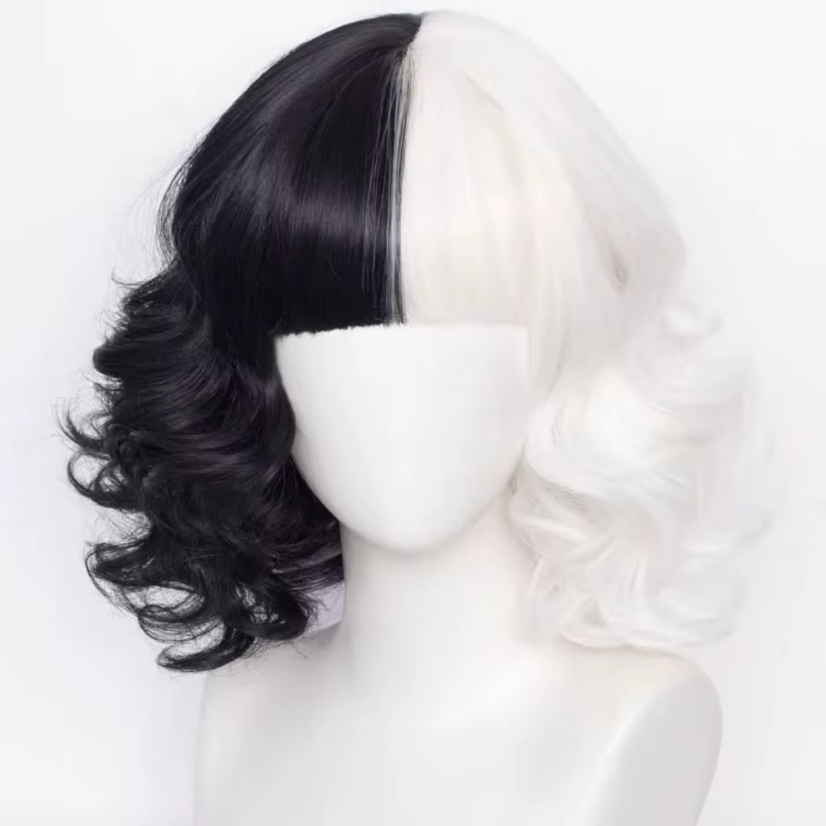Perruque synthétique courte bouclée Cruella noire et blanche pour femmes