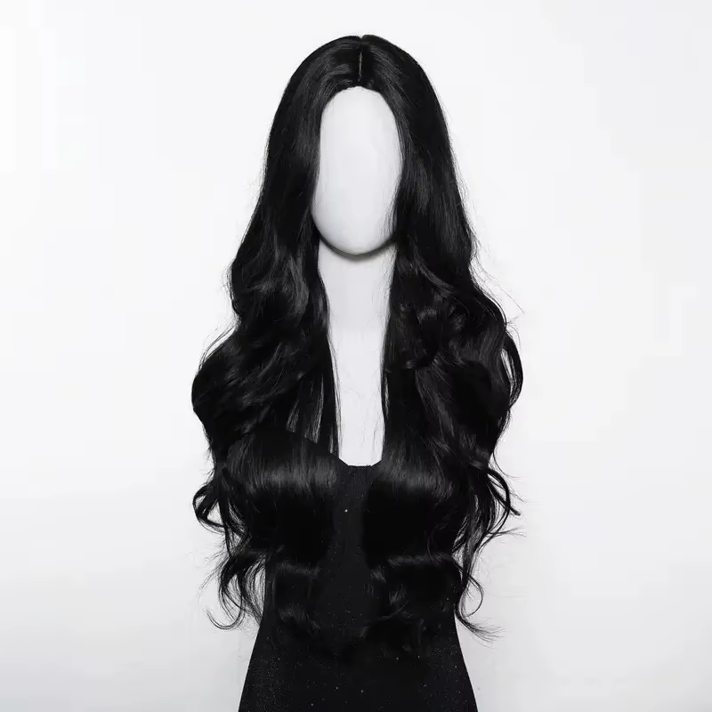 Perruque synthétique noire avec cheveux longs de partie centrale et grandes vagues pour une fête ou un usage quotidien.