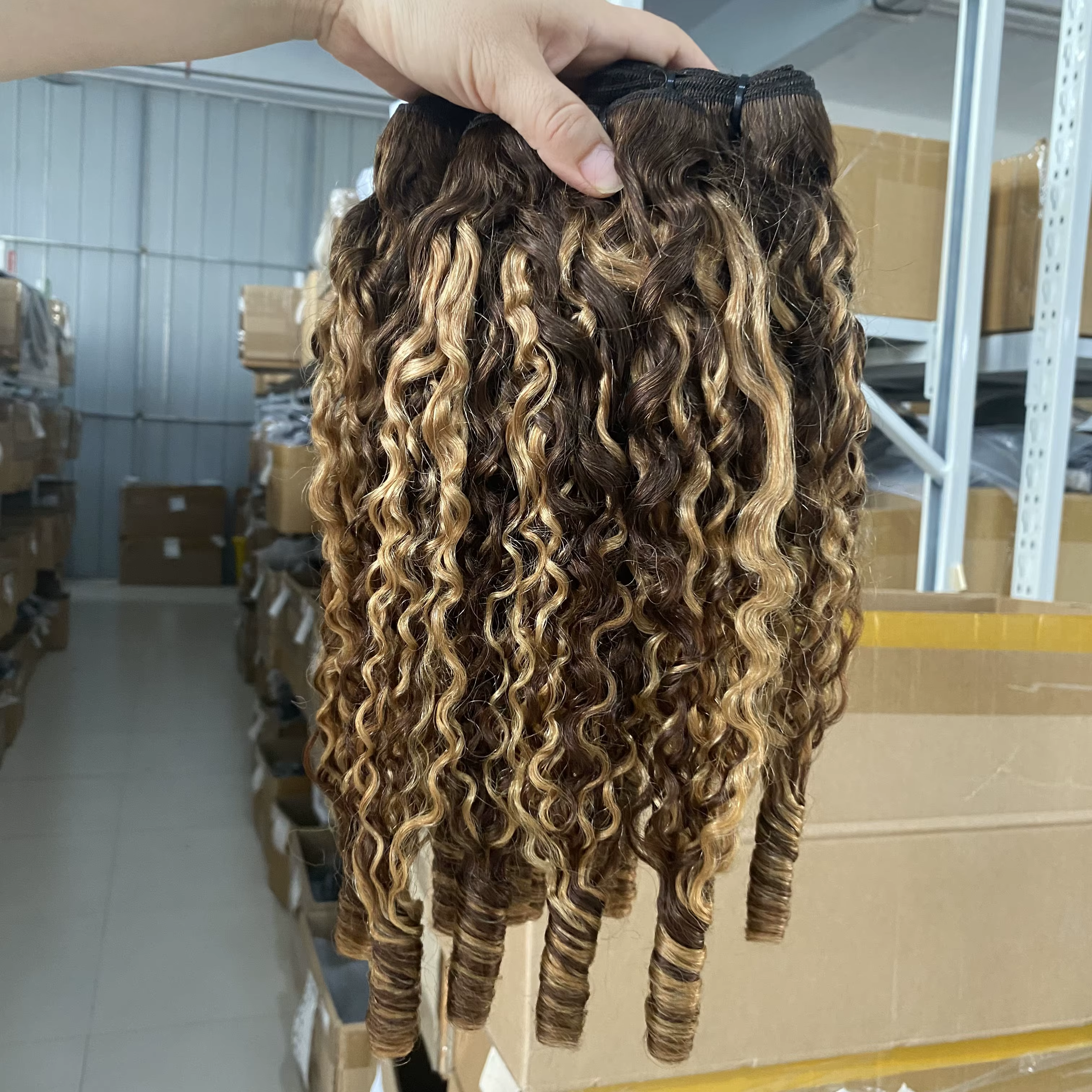 Extensions de cheveux humains bouclés birmans P4/27, mèches blond miel 12A, cheveux vierges vietnamiens, boucles Pixie