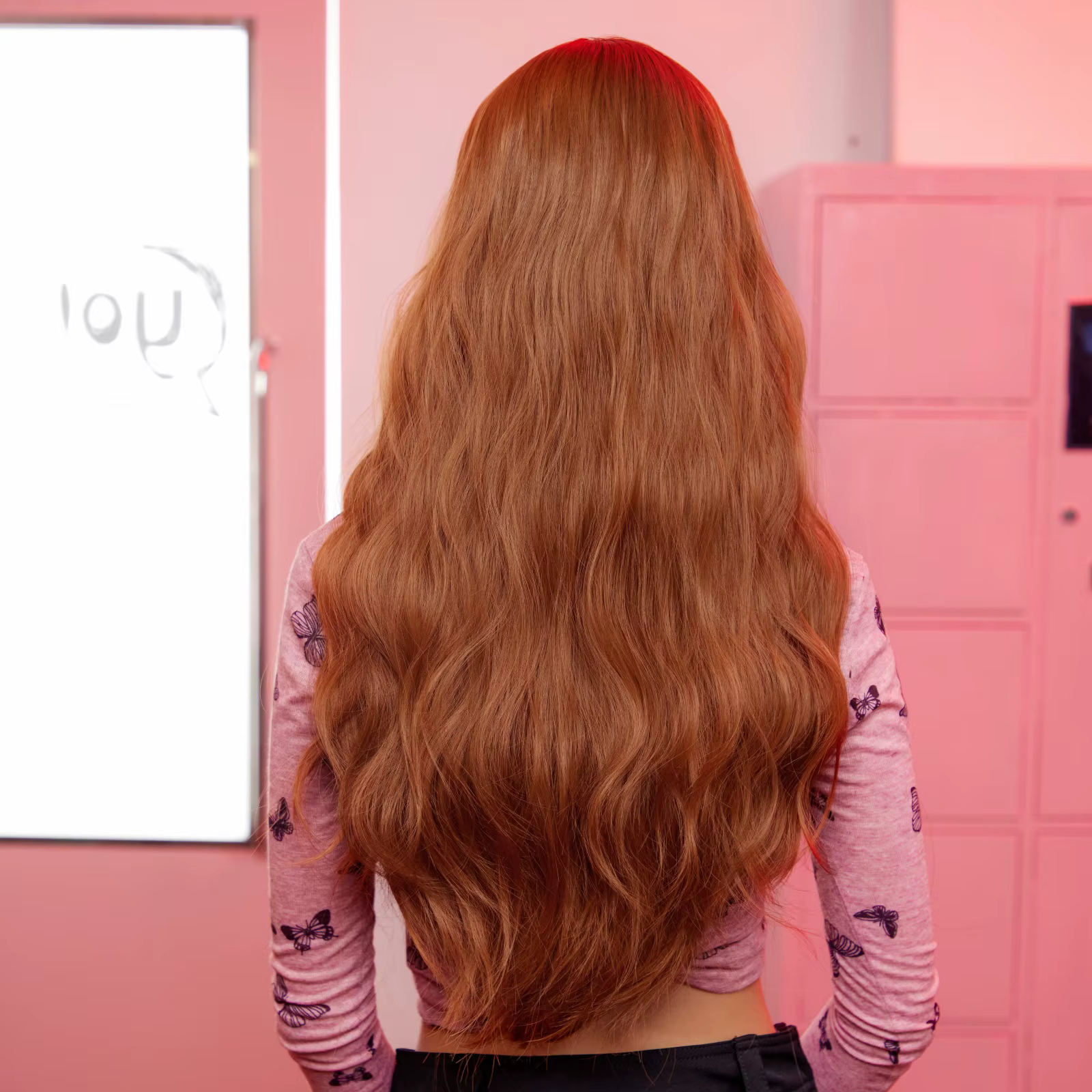 Perruque longue ondulée auburn clair avec frange pour femme