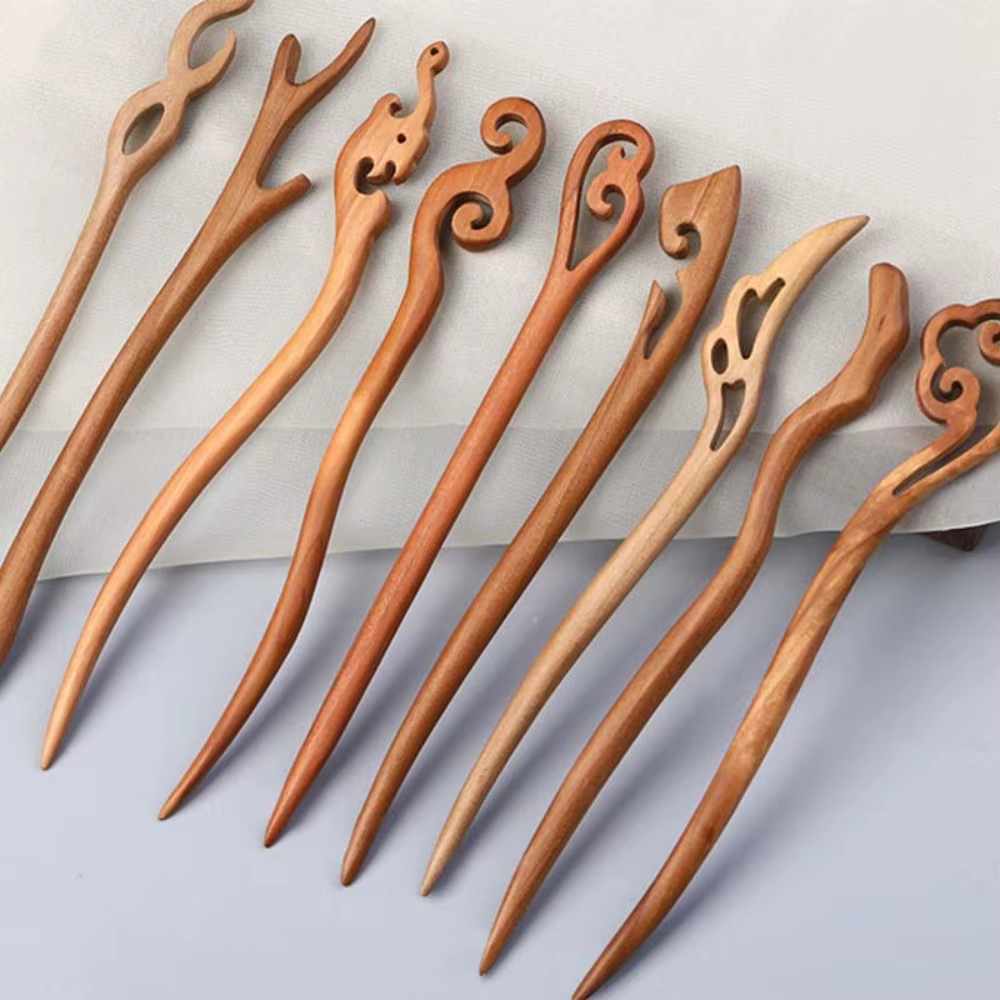 Bâton de cheveux en bois avec pompon mignon