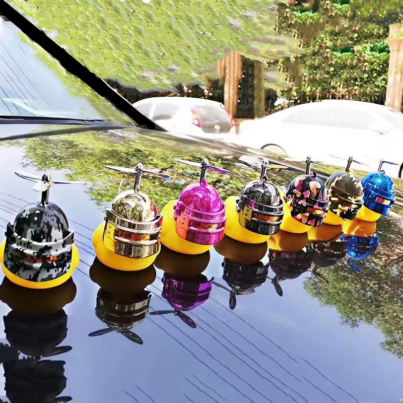 Accessoires de moteur canard jaune avec casque pour vélo sans lumières accessoires de voiture automatique canard dans la voiture décoration intérieure de voiture
