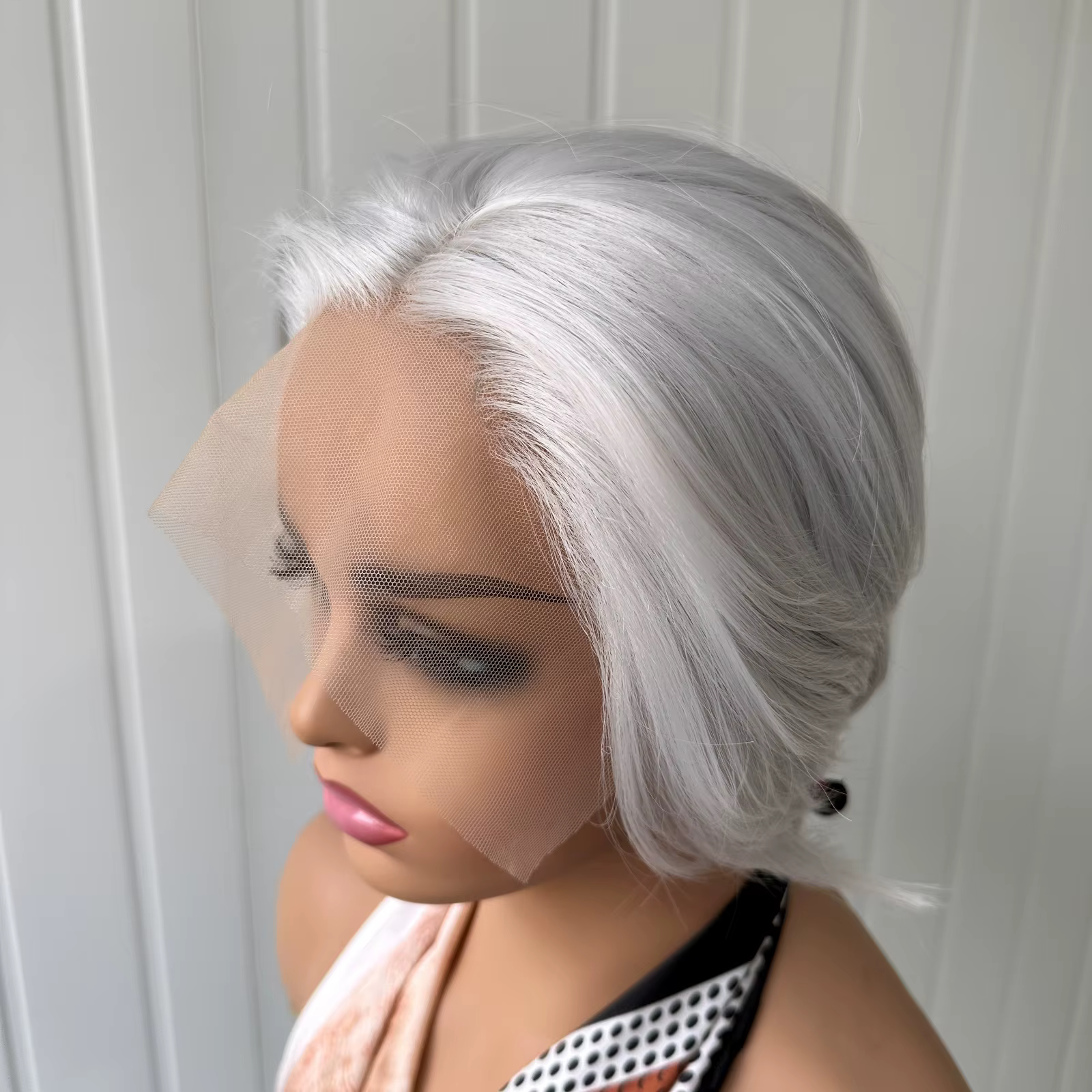 Perruque synthétique courte coupe Pixie gris argent pour femme