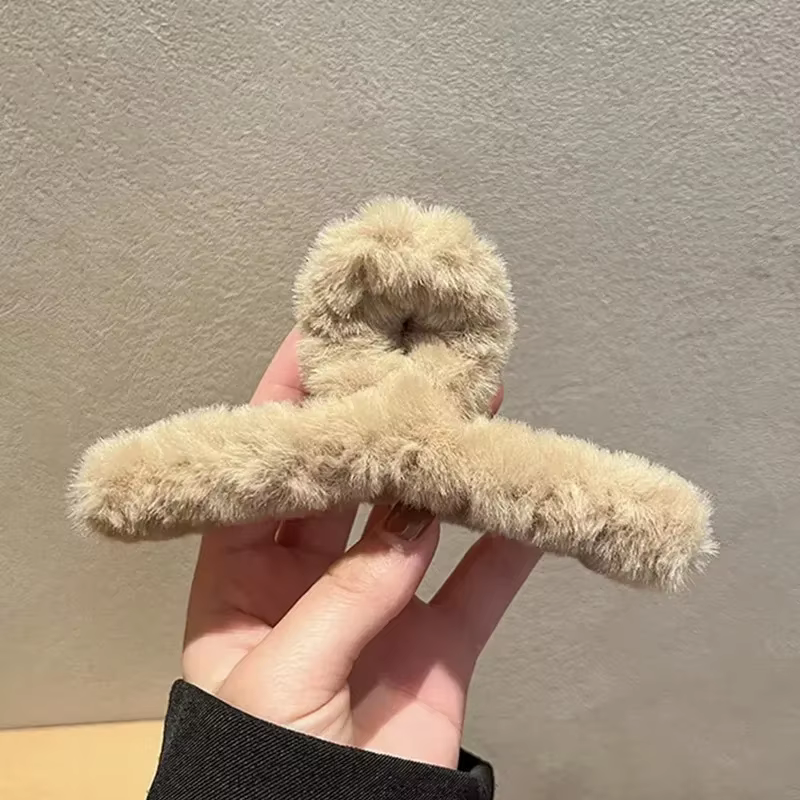 Pince à cheveux en fausse fourrure d'hiver pour femmes