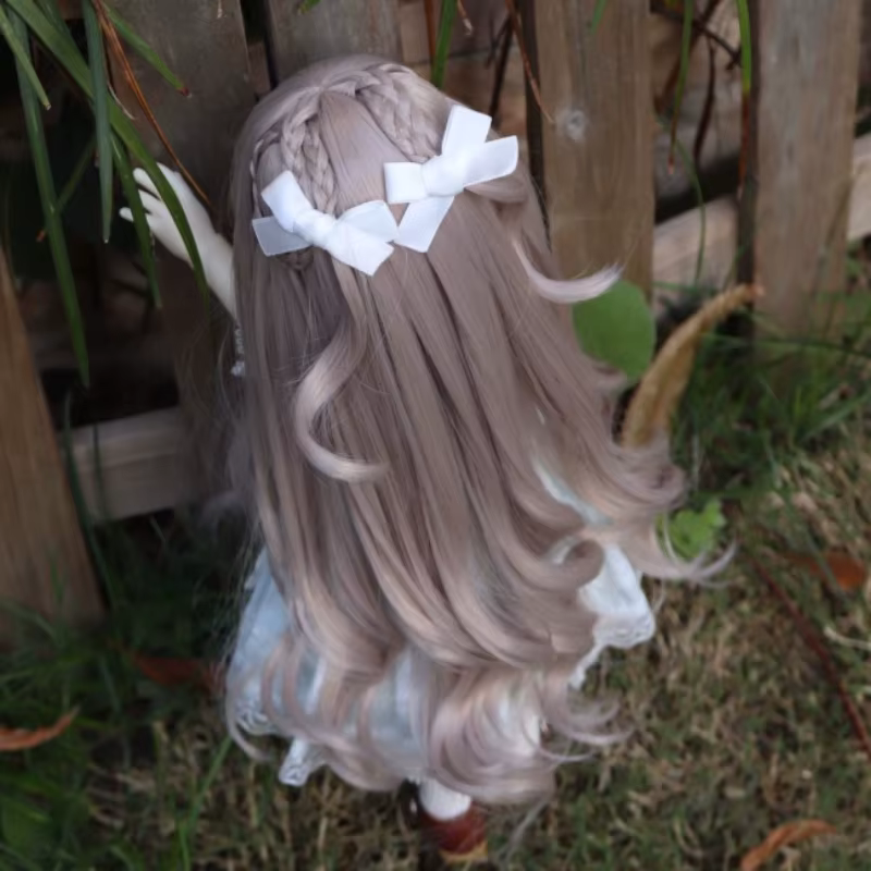 Perruque longue et bouclée faite à la main pour cosplay